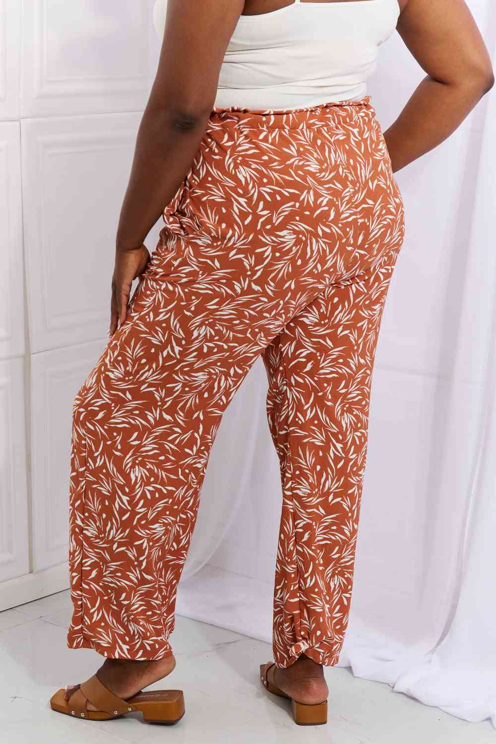 Judith - Heimish Geometric Printed Pants in Coral